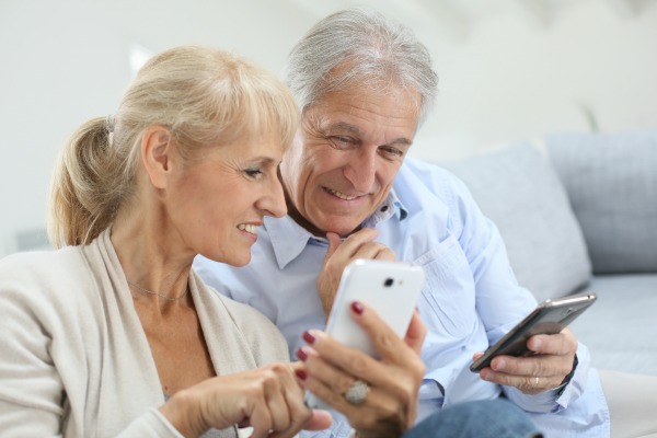 smartphones seniors - seniors connectés - Bazile Telecom