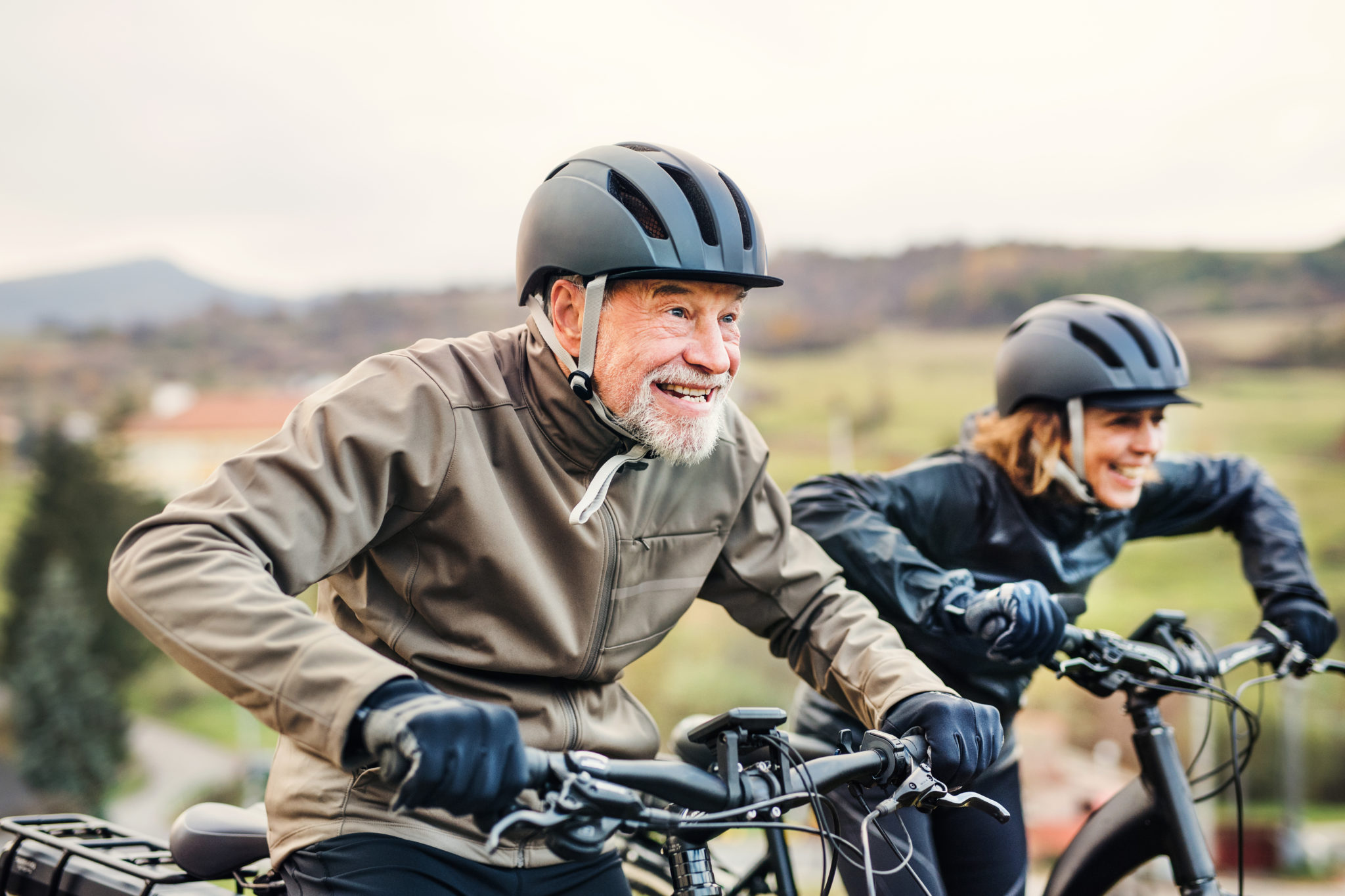 Seniors heureux cyclisme - vélo - Bazile Telecom